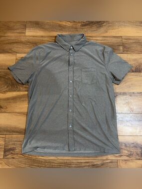 Vuori Men’s Solid Short Sleeve Button-Up Shirt Super Stretch Soft Performance